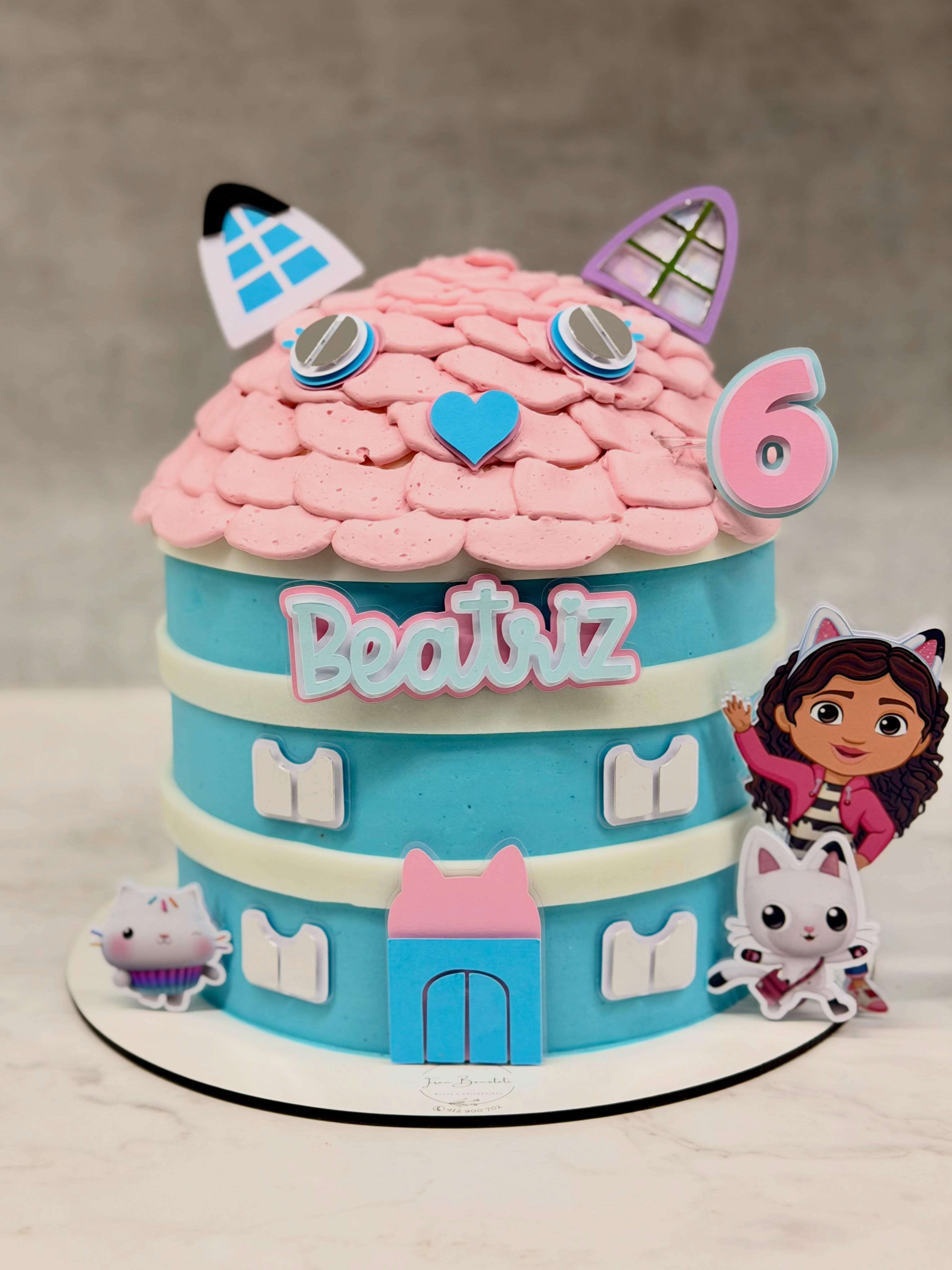 Bolo em tons de rosa com decoração personalizada para Beatriz