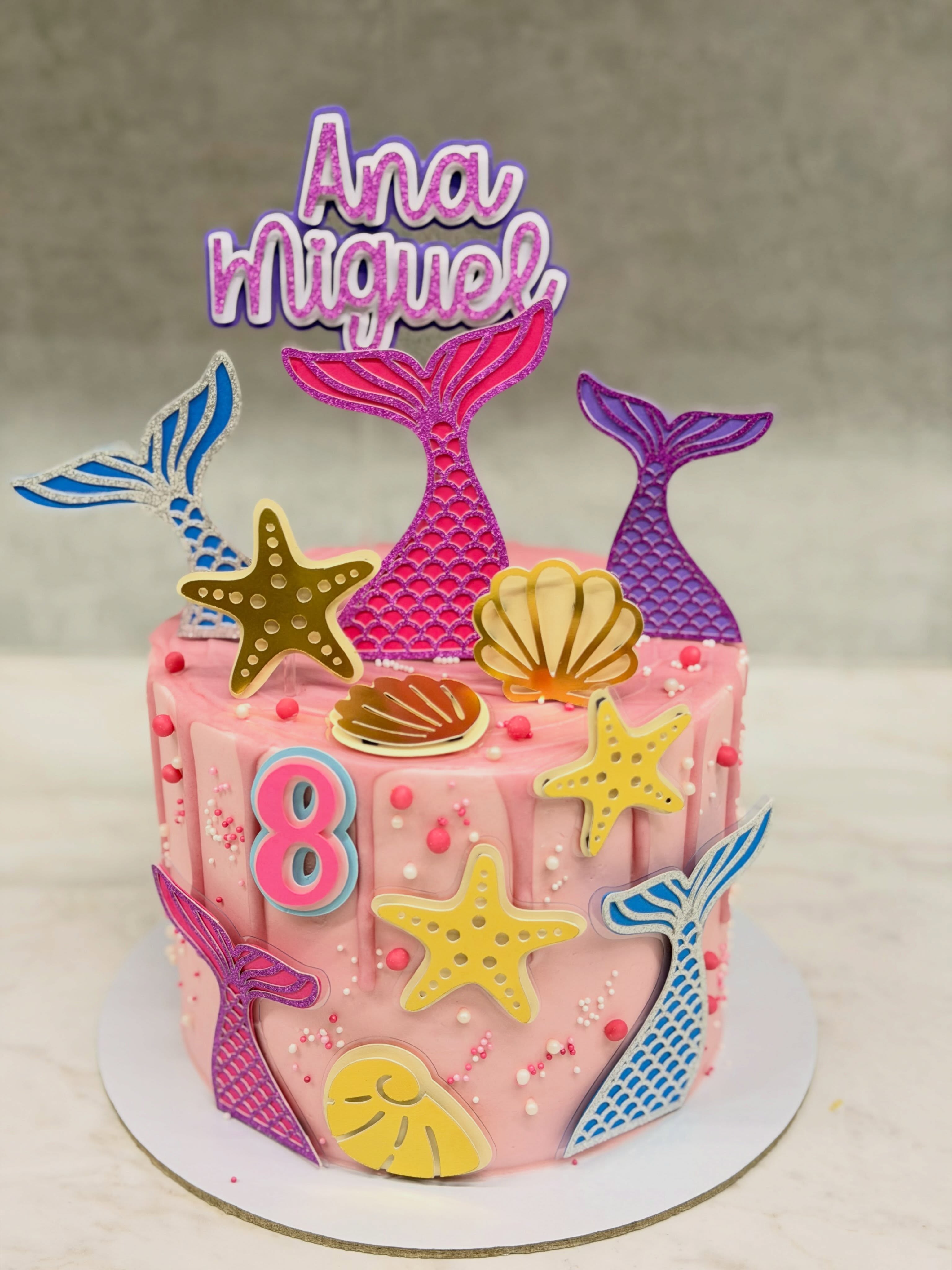 Bolo com decoração em tons de rosa