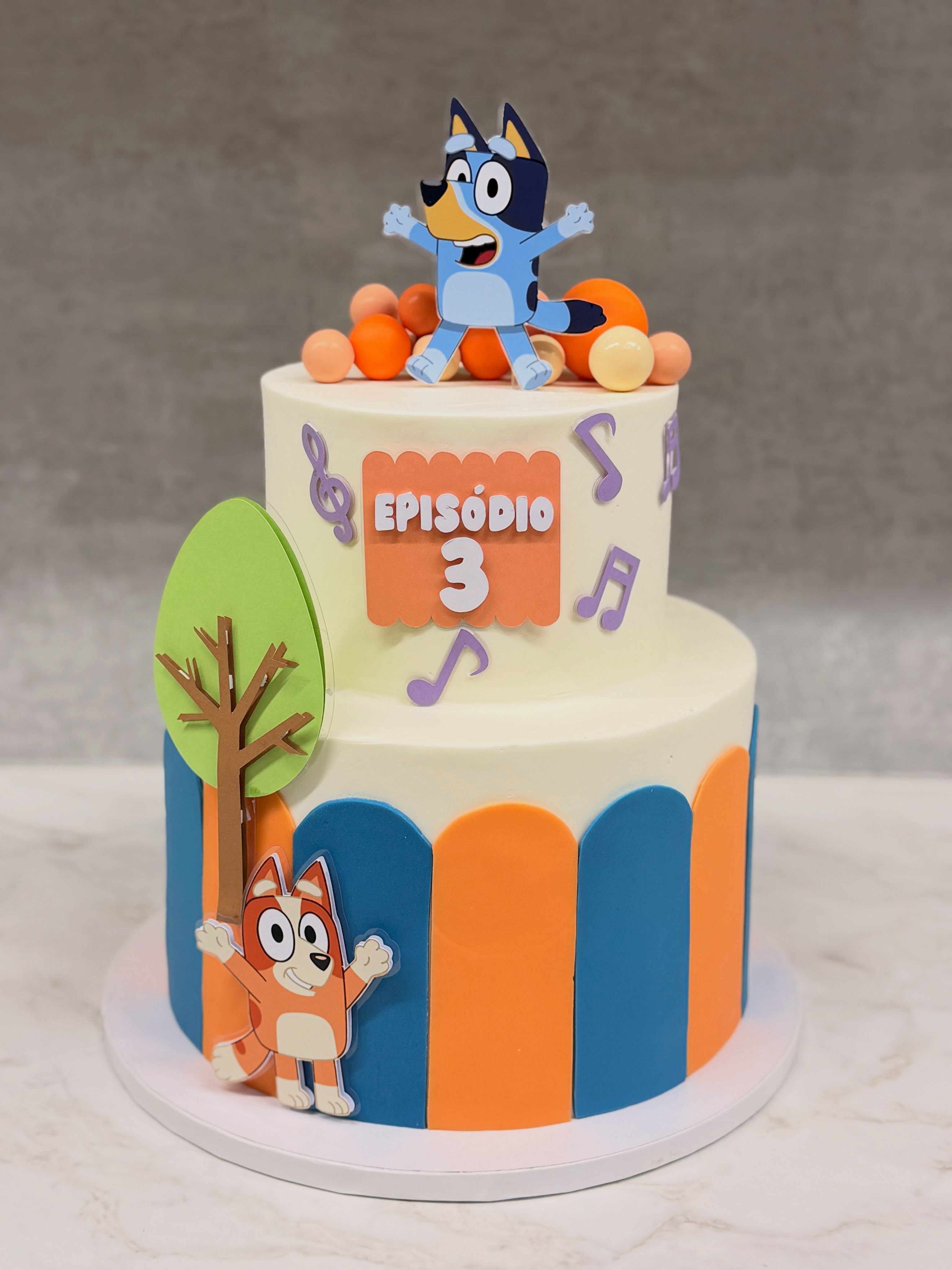 Bolo com tema infantil e detalhes personalizados